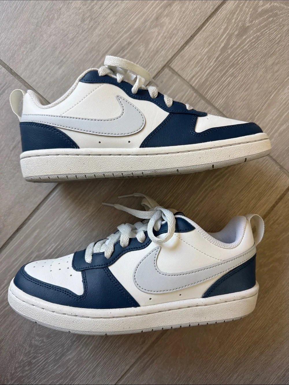 Youth Nike Court Borough Low (Big Kids 4)